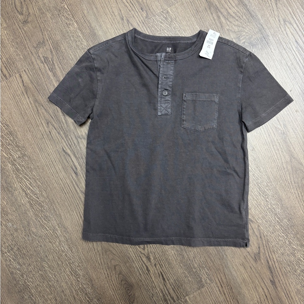 NWT GAP Sz Small (6-7yo) Boy’s Onyx SS Shirt. Offers welcome. 15% off w 2+ bndle